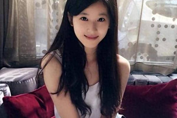 从奶茶妹妹的面相看她的命运与情感走势