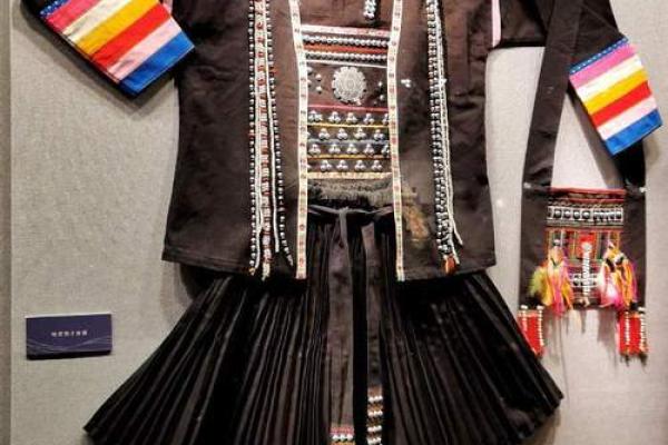 走进哈尼族：色彩斑斓的服饰与独特的风土人情