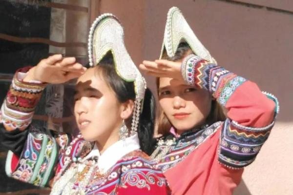 走进哈尼族：色彩斑斓的服饰与独特的风土人情