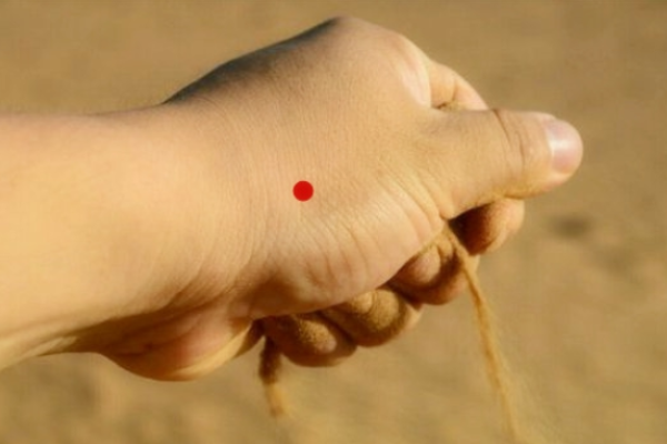 手部痣相解读:女性命运的无声暗示 手部痣相解读:女性命运的无声暗示