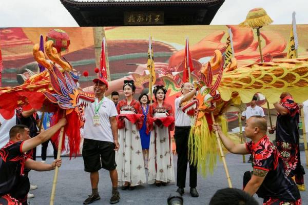 红烛辉煌，端午龙舟竞渡盛