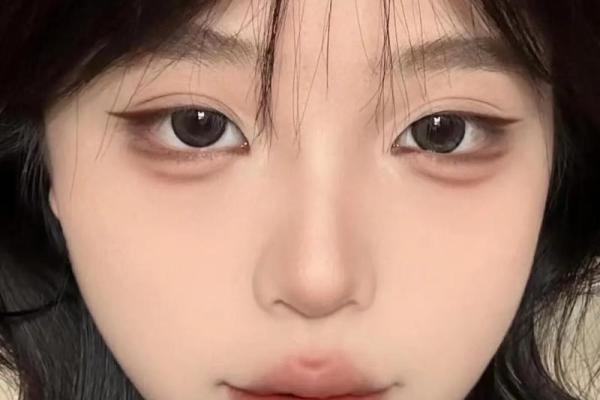 眼线痣也能美翻天！明星同款眼妆技巧大公开