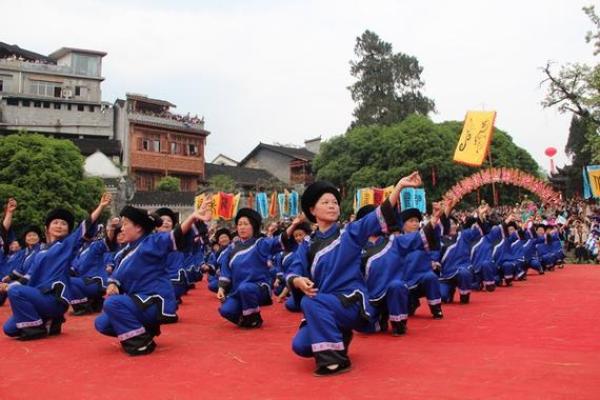 土家族民俗：欢歌载舞的摆手节盛宴