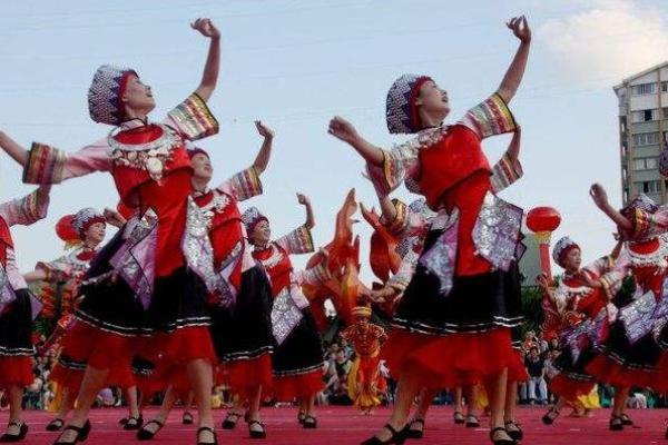 土家族民俗：欢歌载舞的摆手节盛宴