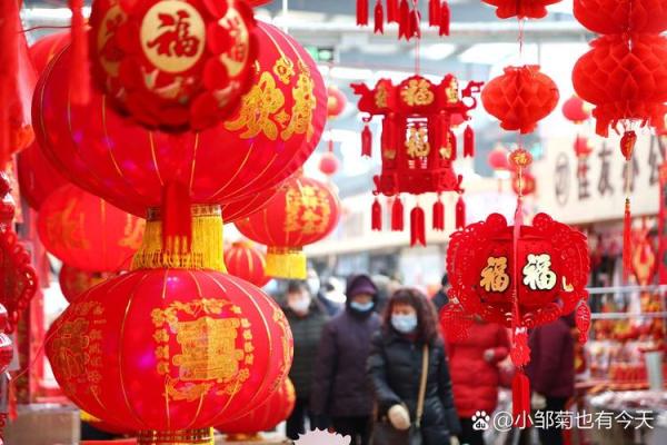 红灯笼下的欢声笑语：春节传统民俗体验记