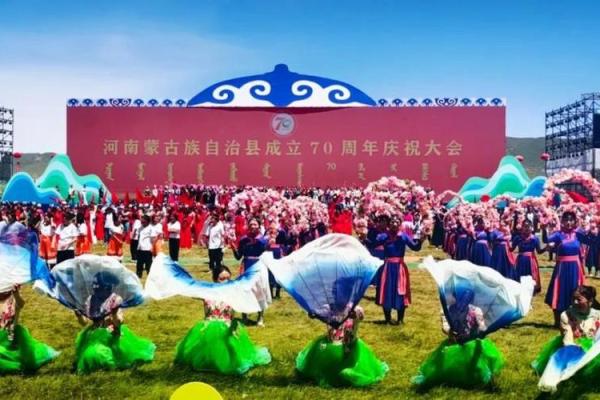 草原上的欢歌笑语：蒙古族那达慕节风情扫描