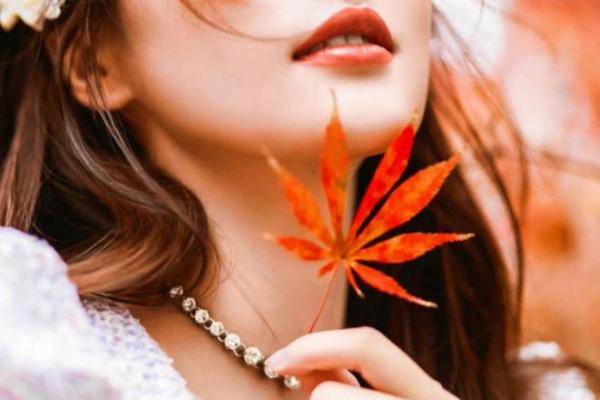 懒人面相：慵懒眉眼，嘴角微翘的安逸神态
