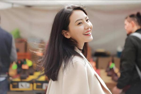 富贵相映，星光照耀——揭秘面相中的女明星富贵之谜