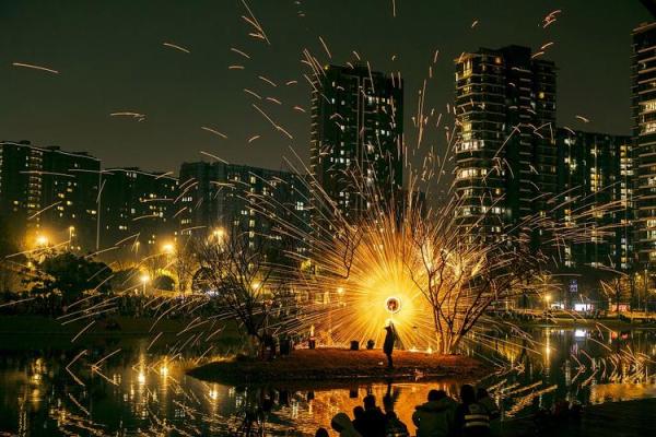 火树银花迎新春，团圆饺子暖人心