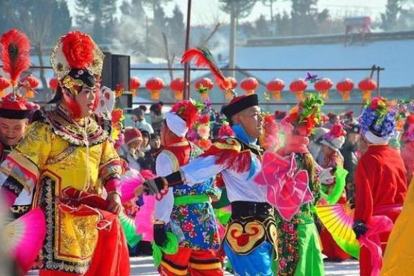 满族传统节日的现代变迁：民俗传承与创新并行