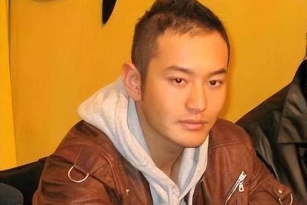 鬓角浓密，运势昌隆：揭秘男生鬓毛长面相的秘密