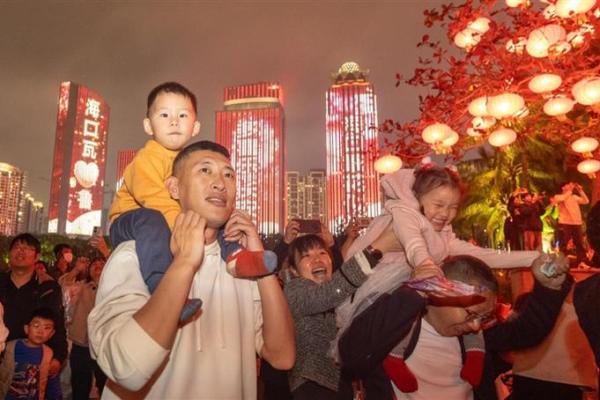 烟花璀璨，团圆共庆——春节民俗大观