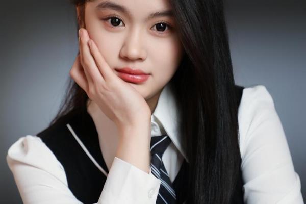 张芮嘉：名字中的美好寓意与成长故亿