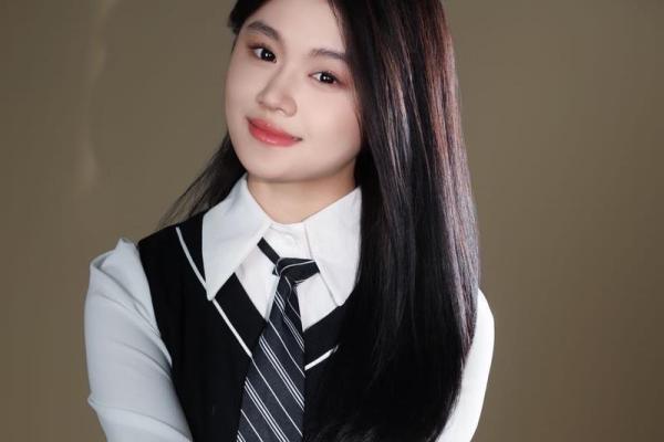 张芮嘉：名字中的美好寓意与成长故亿