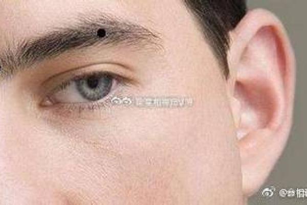 眉间星辉：男子眉毛痣的独特气质