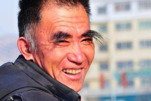 眉间星辉：男子眉毛痣的独特气质