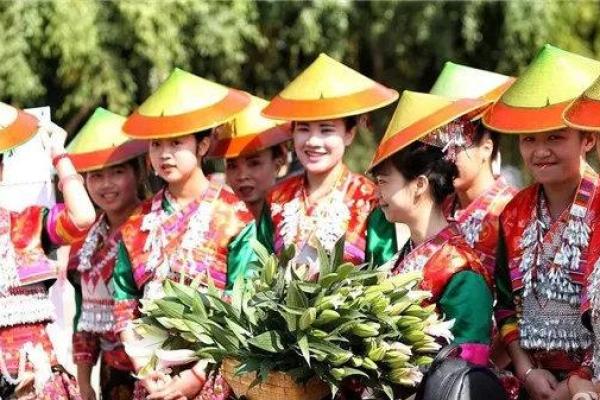 傣族花街节：绚丽花街展风情