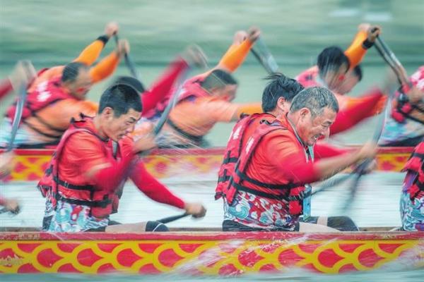 龙舟竞渡，两岸同欢——端午节民俗探秘