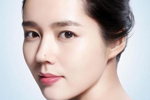 颜值加分项：女人上眼皮痣的神奇力量