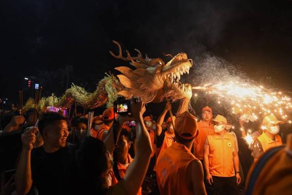 梅州客家春节：火龙舞动，喜庆团圆