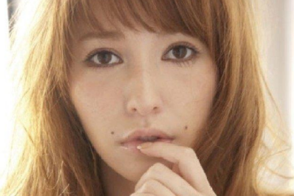 痣相美女揭秘：左右脸痣的神奇魅力