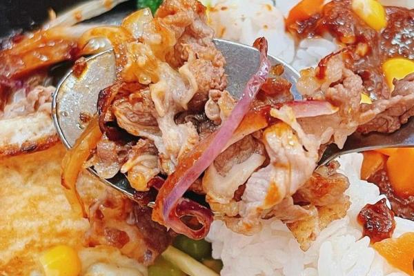 铁板饭的经典风味，满足你的味蕾需求