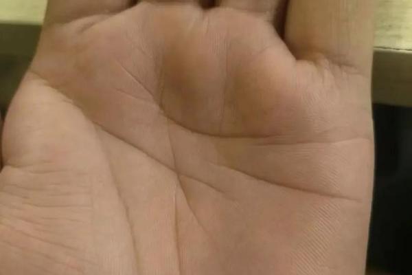 手相揭秘：这些手相特征暗示你可能容易离婚