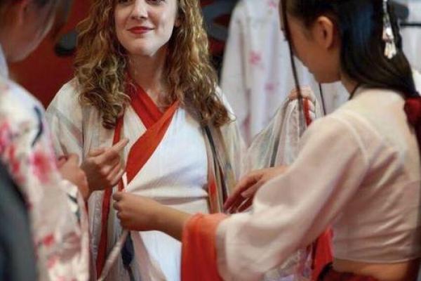 汉服飘香：韩国传统节日中的美丽服饰文化