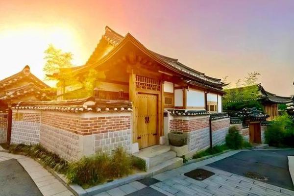揭秘阳宅风水与阴宅风水：如何打造吉祥家居与墓地