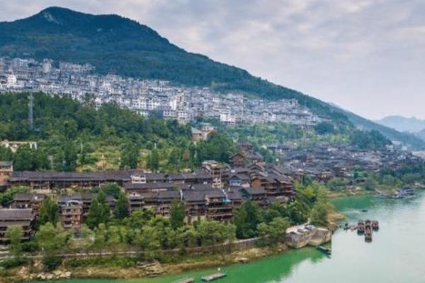 山环水抱，西北依山：风水宝地住宅典范