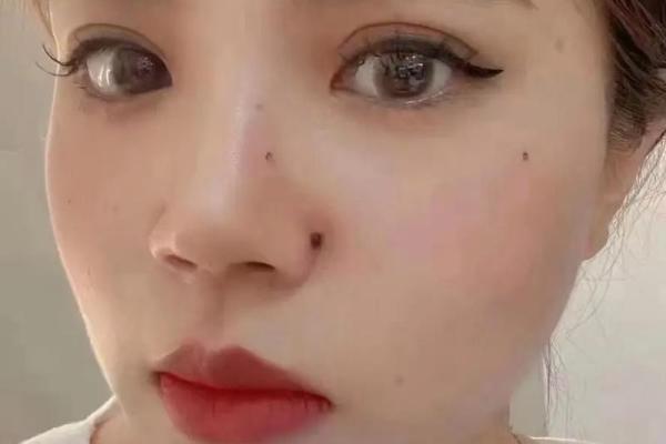 面相揭秘：鼻孔外露女性的命运密码