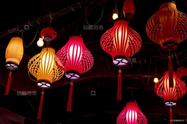 灯笼高挂闹元宵，糖葫芦香满街头