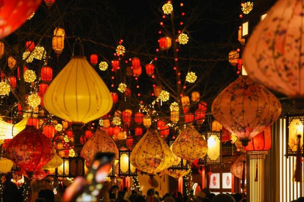 灯笼高挂闹元宵，糖葫芦香满街头