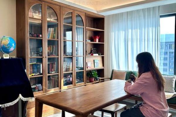 如何通过沙发后放书柜提升家庭运势
