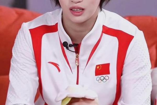 眼眸点睛之笔：女人上眼皮痣的美丽传说
