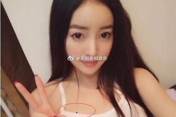 痣相中的风情万种：揭秘胸前痣的神秘力量
