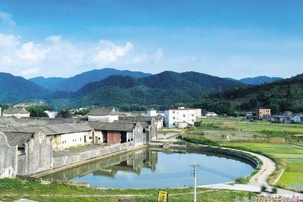 农村住宅门前鱼塘，财运滚滚旺家园