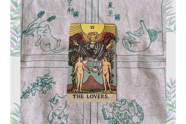 手中藏秘密：一探塔罗牌手相的神奇力量