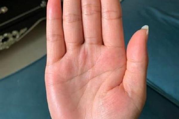 揭秘：手相中的小人暗号，教你轻松避开职场陷阱！