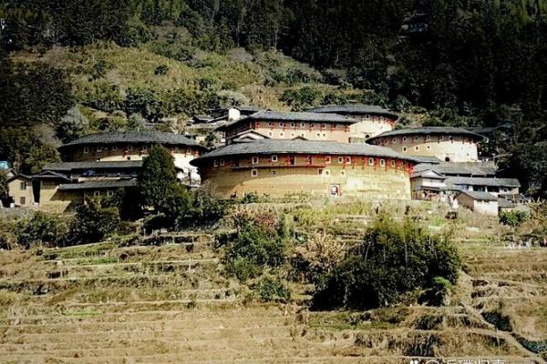 从福建土楼群看中国传统建筑文化的魅力