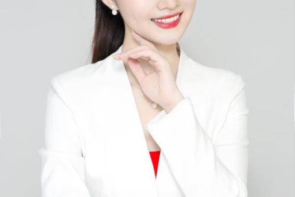 靳倩倩：优雅倩影，倩丽人生——揭秘靳姓倩倩的姓名运势魅力