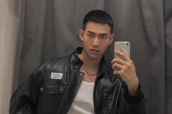 连心眉痣配，这位男士的魅力指数爆表！