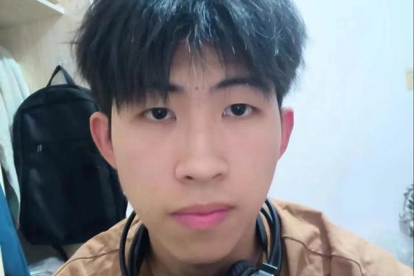 左眉痣男：低调中的高调风采