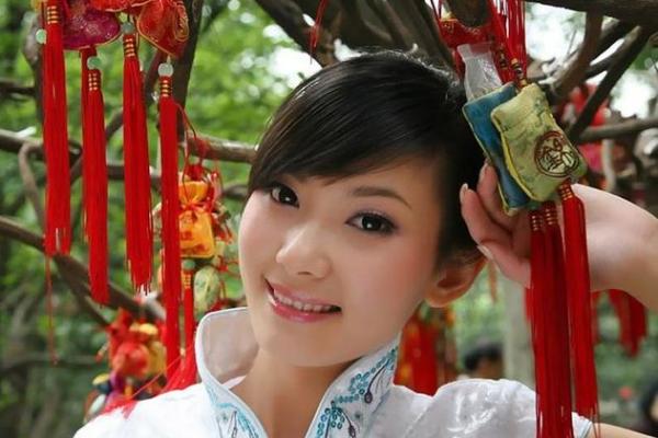 阳光女孩面相解码：揭秘外向气质的神秘面纱