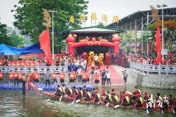 龙舟飞渡端午时，民俗风情共欢腾